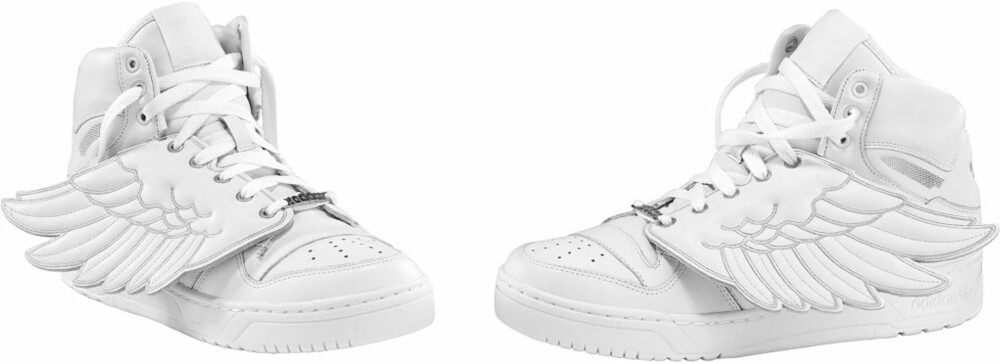 VINGESKO: Jeremy Scott har desinget originale Adidas-sneakers med vinger på siden.