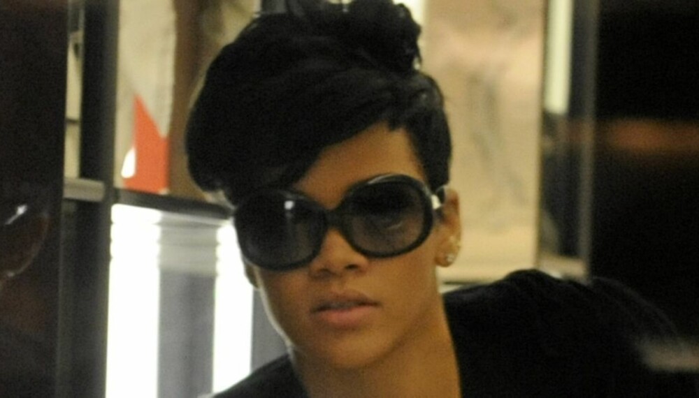 ANONYM: Rihanna fikk maskeringshjelp for å kunne gå inkognito på byen mandag. Av innlysende årsaker er dette bildet derfor hentet fra fotoarkivet.