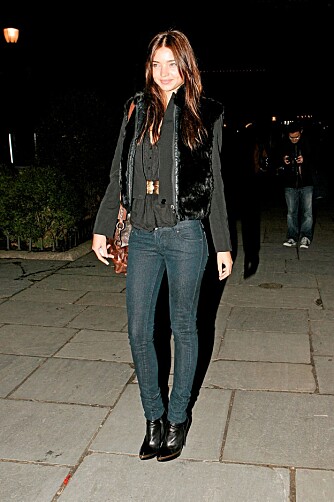 SKINNY JEANS: Smale trange bukser ser slett ikke verst ut på Miranda Kerr. SKINNY JEANS: Smale trange bukser ser slett ikke verst ut på Miranda Kerr.