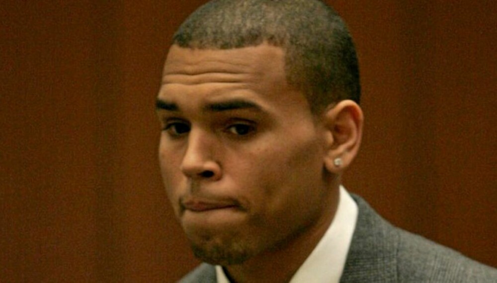 TREKKER SEG: Chris Brown trekker seg fra Kids' Choice Awards etter underskriftskampanjen mot ham.