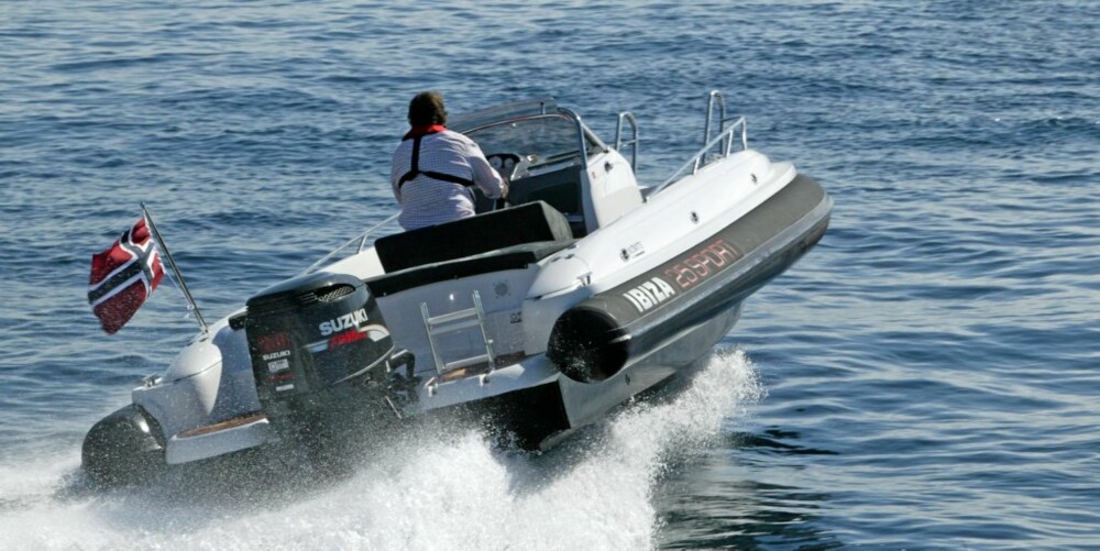 HYBRID: Ibiza 25 Sport henter elemnter fra RIB-ene for å skape en robust båt.
