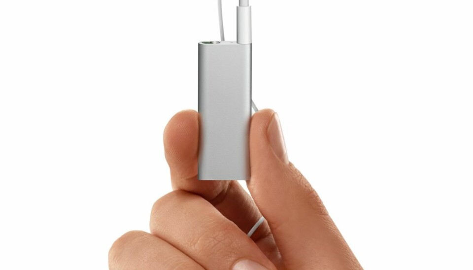 HALVPARTEN: Nye iPod shuffle er halvparten så stor som forrige modell.