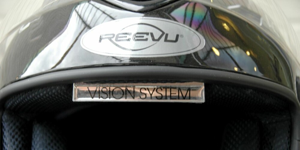 MED SPEIL: Av de litt mer spesielle hjelmvariantene er Reevu, som har integrert sladrespeil.