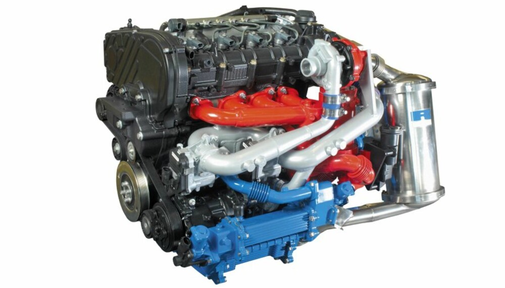 Ricardo har bearbeidet en standard toliters common rail dieselmotor. Den yter 160 hk, har et dreiemoment på 400 Nm og 90 % lavere NOx-utslipp enn kravene i Euro 4-standarden. Ricardo har bearbeidet en standard toliters common rail dieselmotor. Den yter 160 hk, har et dreiemoment på 400 Nm og 90 % lavere NOx-utslipp enn kravene i Euro 4-standarden.
