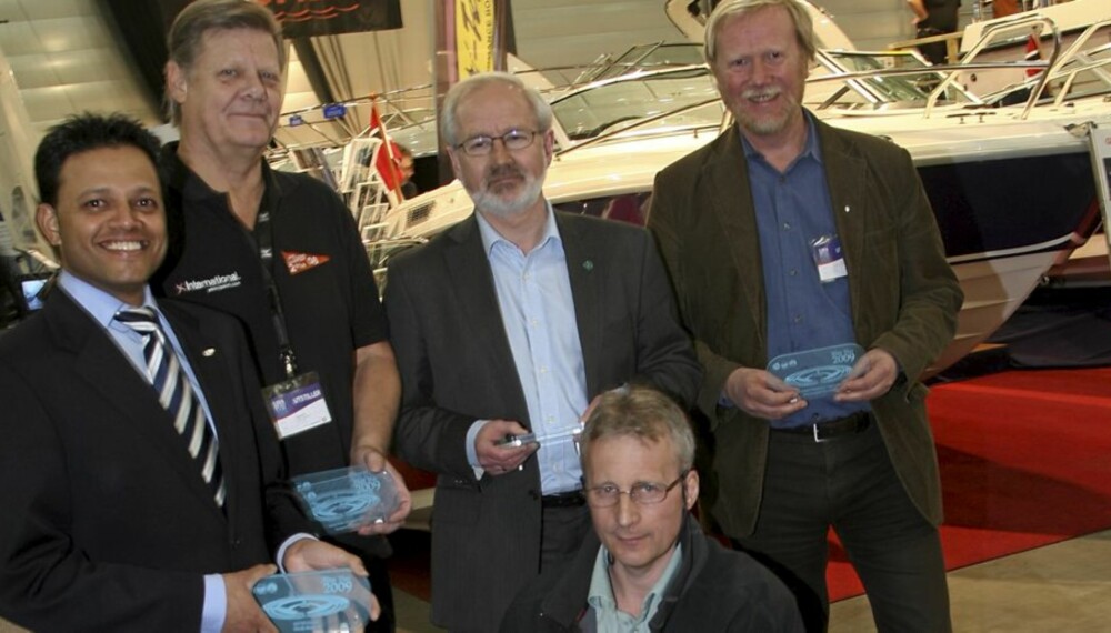 Vinnere av Blått Hav-prisen: Fra venstre, Morten Haakstad (Windy Boats), Jan-Erik Solberg (Watski), prisutdeler Gunnar Kvassheim, Jan-Erik Næss (KNS) og Sven Janssen (KNS).