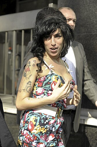 SÅ SØT OG VIMSETE...: Amy sjarmerte fotografene utenfor rettslokalet tirsdag.