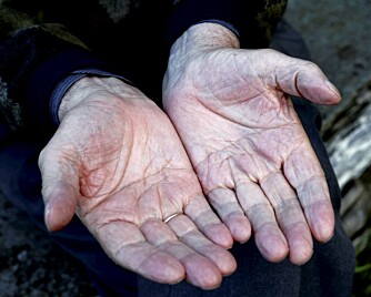 Joralf er en kjent norsk healer fra Snåsa i Nord-Trøndelag. Med disse etter hvert så berømte hendene har han behandlet tusenvis av mennesker gjennom 50 år.
