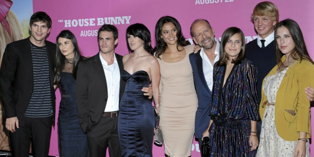 STOR FAMILIE: One, big, happy family har vel neppe vært mer dekkende. Her er eksene Demi Moore og Bruce Willis med sine nye respektive, deres barn og kjærester.