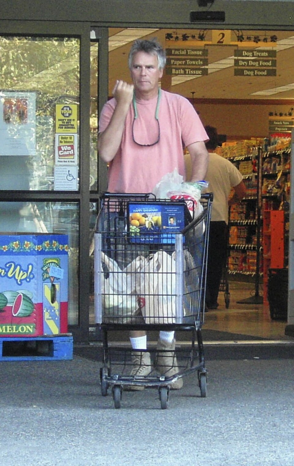 STJERNEHVERDAG: En litt tyngre og litt gråere Richard Dean Anderson med handlevognen full av dagligvarer. Eller er det kan hende bygningsmaterialer til en atomubåt