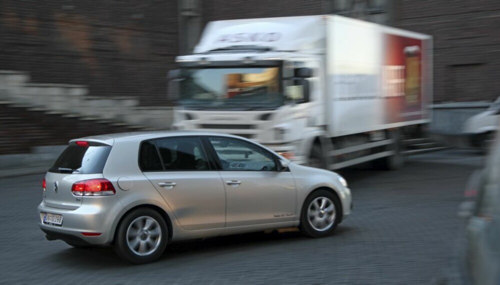 KAN BRUKES TIL MYE: Her er vi på økotour i VW Golf. 2,0 TDI går utrolig billig, med 0,45 liter/mil gjennom testruta. KAN BRUKES TIL MYE: Her er vi på økotour i VW Golf. 2,0 TDI går utrolig billig, med 0,45 liter/mil gjennom testruta.