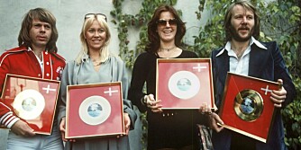 ABBA slik vi kjenner dem. Her er (f.v.) Björn Ulvaeus, Agnetha Fältskog, Anni-Frid Lyngstad og Benny Andersson med velfortjente gullplater, på et foto fra 1977.