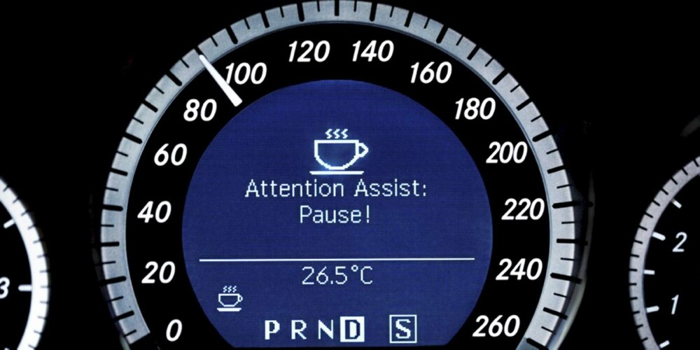SØVNVARSEL: Attention Assist varsler med en kaffekopp, når systemet mener å registrere at føreren er blitt trøtt. SØVNVARSEL: Attention Assist varsler med en kaffekopp, når systemet mener å registrere at føreren er blitt trøtt.