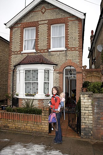 Lisa Stoke bor sammen med mannen Tim Jolly og datteren Tallulah i bydelen Kingston utenfor London.