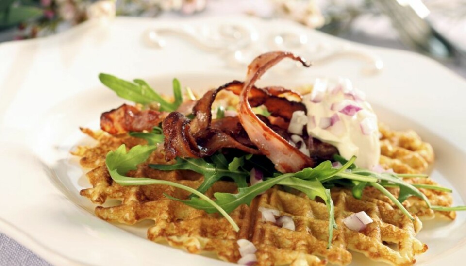 Riv litt rå potet i vaffelrøren og stek sprø vafler som toppes med bacon og rømme. En lekker, liten forrett eller kveldsrett.