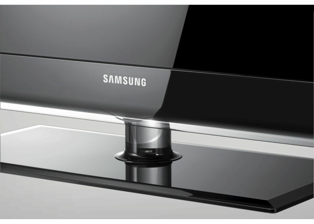 FOT: Ifølge Samsung ser de nye TV-ene med Crystal-design ut som om de svever over foten.