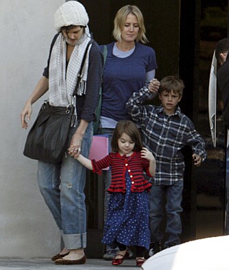 LEKER SAMMEN: Suri Cruise holder mamma Katie i hånden, og Romeo Beckham sammen med sin barnepike.