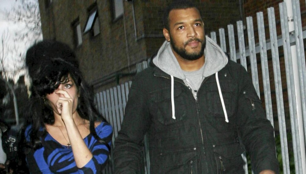 ESKORTE: Amy Winehouse får følge av denne mystiske mannen. Har han fått henne på andre tanker?