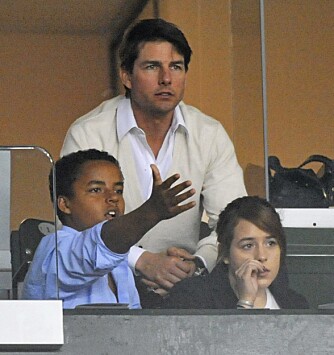 MED PAPPA: Tom Cruise med Connor og Isabella på fotballkamp. Men Nicole ser dem sjelden...