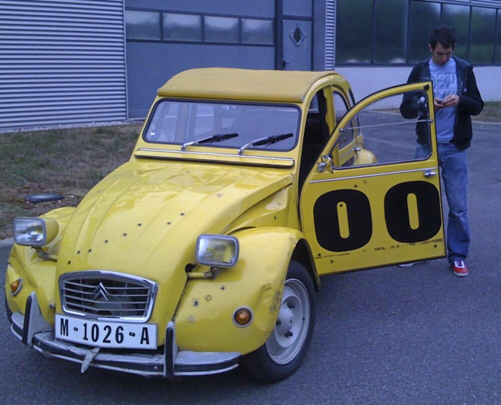 Jonny Smith besøker Citroën Conservatorie, og får blant annet en kjøretur i 2CVen James Bond (spilt av Roger Moore) kjørte i filmen For Your Eyes Only.