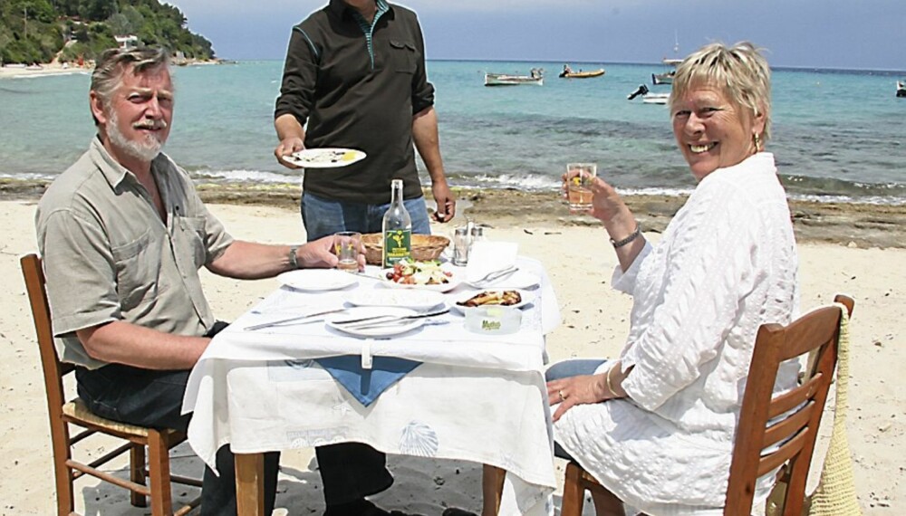 - Athytos er verdens beste reisemål, mener Elisabeth og Aasmund Grødahl fra Holmestrand. Her nyter de sjømat i Fedonas' taverna Ta Glarakia på bystranden.