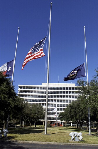 SØRGER: Flagg på halv stang ved NASAs Johnson Space Center i Houston etter Columbia-ulykken. (NASA)