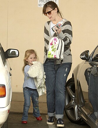 RETT HJEM: Jennifer Garner hentet datteren Violet i barnehagen, med undertøyet på en snei.