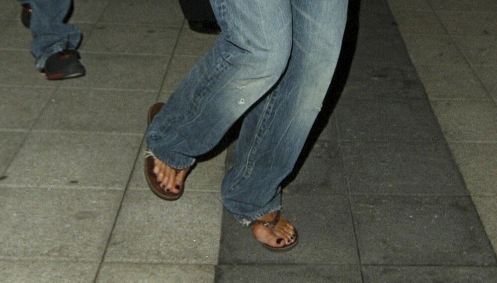 SÅRE FØTTER: Flip flops kan redde mang en sår fot. Victoria Beckham er ikke vant til å gå i så jordnære sko.