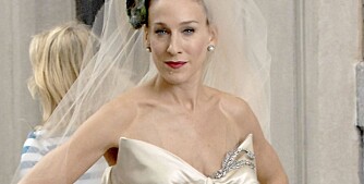 VAKKER BRUD: Sarah Jessica Parker kledd i Vivienne Westwood-brudekjolen under innspillingen av "Sex and the City: The Movie".