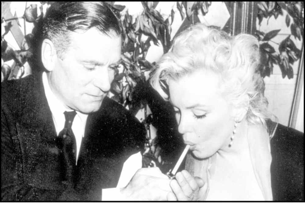 GLAMORØST: På 50-tallet var sigarettrøykende stjerner snarere regelen enn unntaket. Her får Marilyn Monroe fyr av en galant Laurence Olivier.