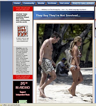 Britney og Jason vandrer sammen på stranden i Costa Rica.