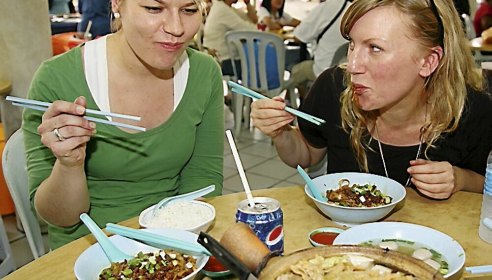 I Chinatown kan du spise god og rimelig mat fra mange små matboder. - Bestill flere retter og del dem, sier Tiina Aissla fra Helsinki og og Jessica Laneborg fra Stockholm.