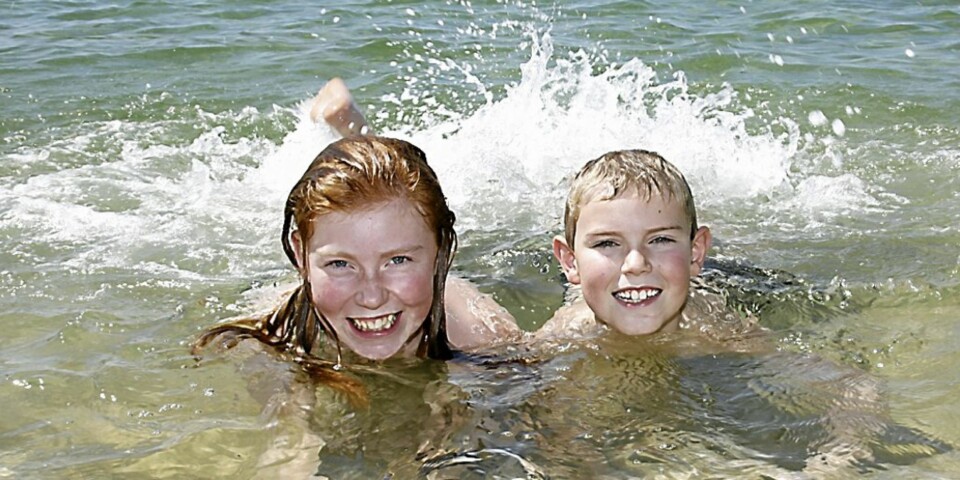 BADELIV: Teluk Nipah er den beste stranden på Pangkor, ler Mille og Magnus fra Danmark. Et populært sted for ryggsekkfolk og barnefamilier. Her er det ikke vanskelig å finne rom for to personer til ca. kr 200 natten.
