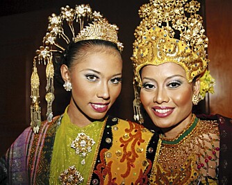 FLOTTE KOSTYMER: De malaysiske folkedraktene er staselige. Danserne Mira og Ita bærer dem med stil.