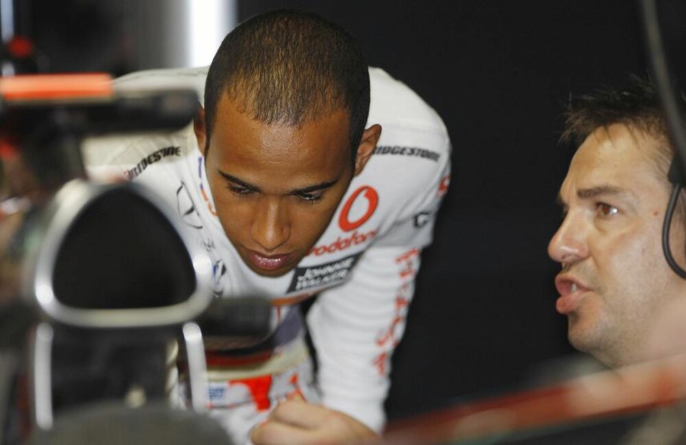 SLITER: Lewis Hamilton og McLaren sliter med den nye bilen. - På grunn av sen utvikling, sier vår ekspert.