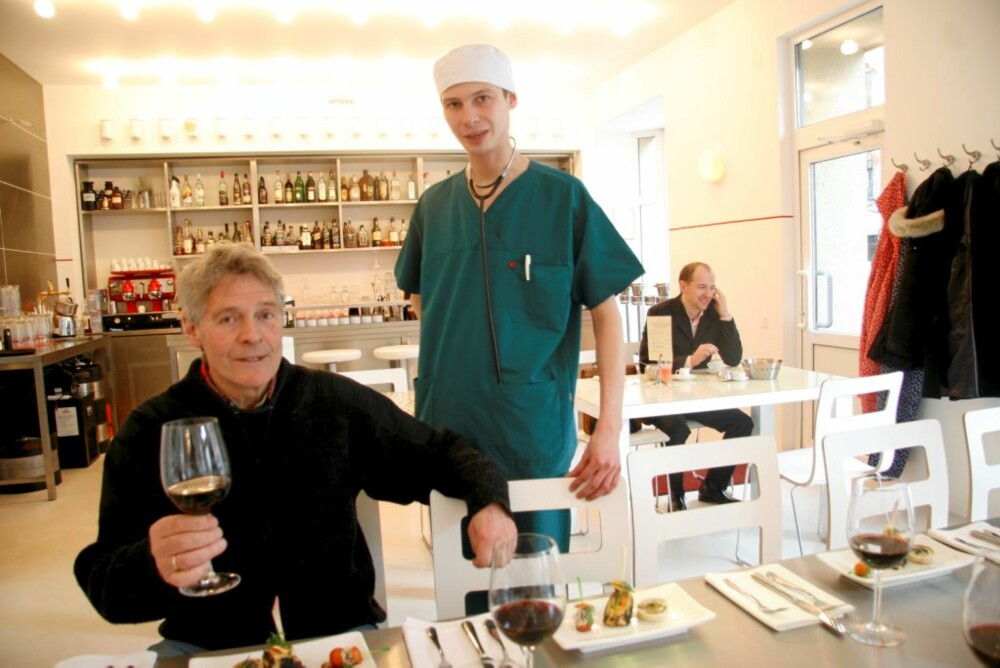 KOKKE-WANNABE: Roald Øyen er en kapabel amatørkokk. Her får han prøvd seg på kjøkkenet til Europa Royale Riga Hotel.