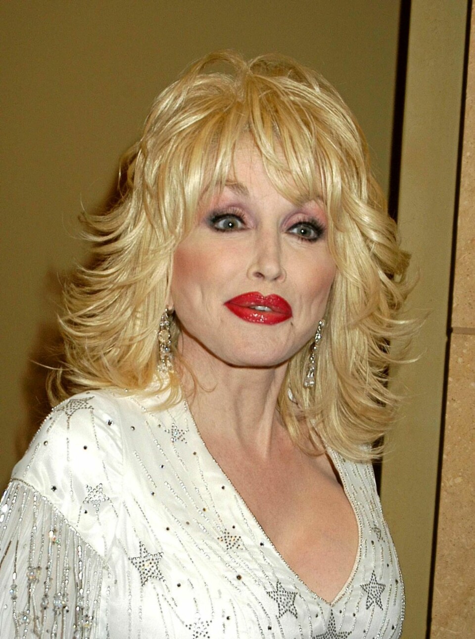 ...Dolly Parton er ikke til å kjenne igjen uten blondt hår, silikonpupper og midje som en åtteåring.