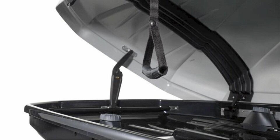 LETT MONTERING: De dyreste modellene til Thule har et monteringssystem kalt Power-grip. Med de grå dreiehjulene drar du til en ''klo'' rundt lastestativbjelken, kjapt og enkelt.