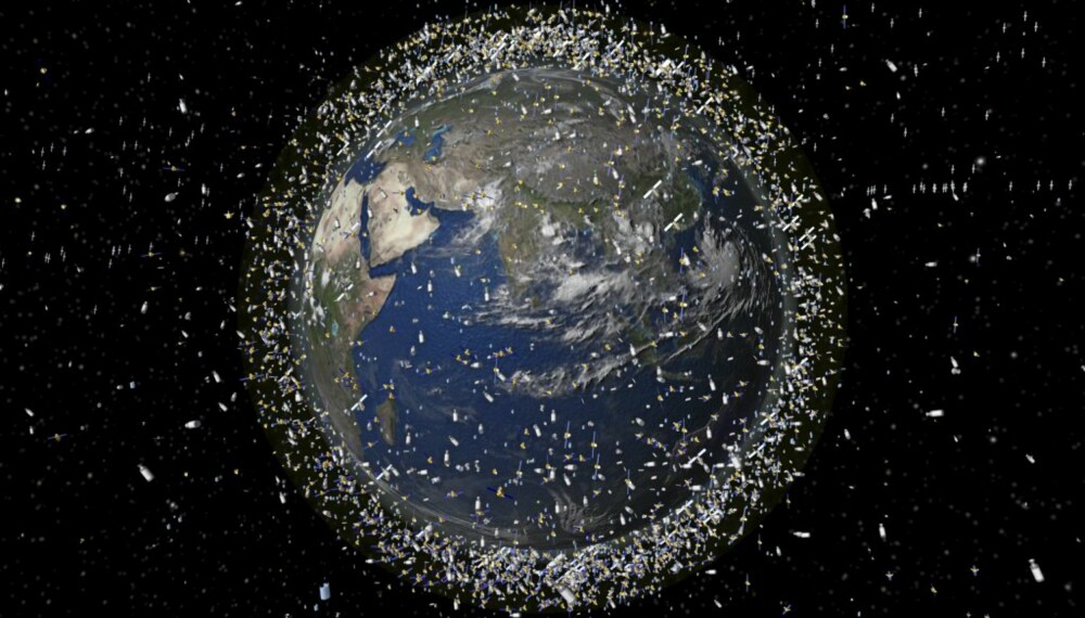 EN RING AV SKROT: Dette bildet, som er laget av ESA (Den europeiske romfartsadministrasjon) den gang det var ca. 12 000 løse biter i baner rundt jorden, gir et billedlig inntrykk av vår ytterste søppelhaug.
