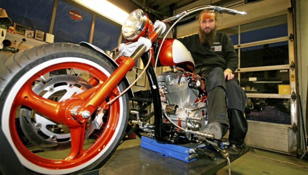 REDNECK RAMME:Dag Sverre troner stolt på sin selvkomponerte MC-sykkel som han har bygd opp fra grunnen av med rammekit fra Redneck Bikes Norge. ¿ Jeg er selv forhandler for Redneck, forteller han.