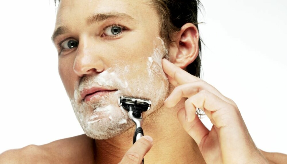 NØYE: Det er viktig å være nøye med barberingen for å få til et bra resultat.