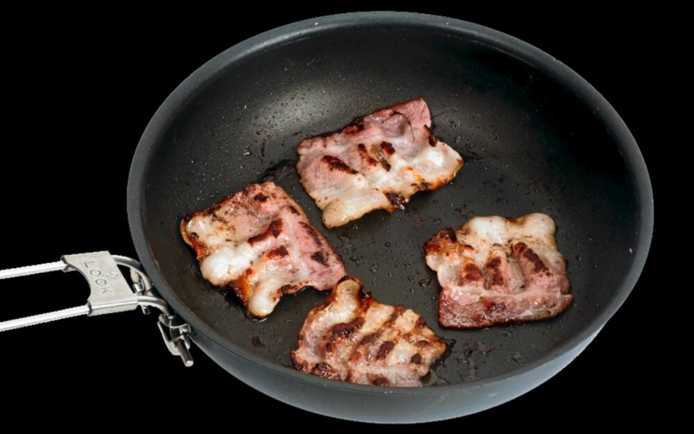 FETT NOK: Når aktivitetsnivået er høyt, kan man unne seg litt fett. Og bacon er fett nok... (Foto: Yngve Ask)