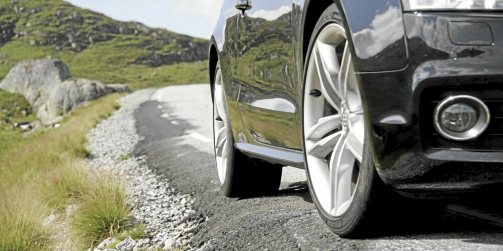 VIKTIG GUMMI: Kontaktflaten mellom vei og bil er omtrent lik fire håndflater. Da sier det seg selv at dekkets kvaliteter er viktig.