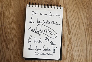 SKRIVETRENING: I starten var det vanskelig for Lin å skrive. Denne blokka fra sykehuset brukte hun til skriveøvelser. Fremdeles både skriver og leser hun saktere enn før. Foto: Marie von Krogh SKRIVETRENING: I starten var det vanskelig for Lin å skrive. Denne blokka fra sykehuset brukte hun til skriveøvelser. Fremdeles både skriver og leser hun saktere enn før. Foto: Marie von Krogh