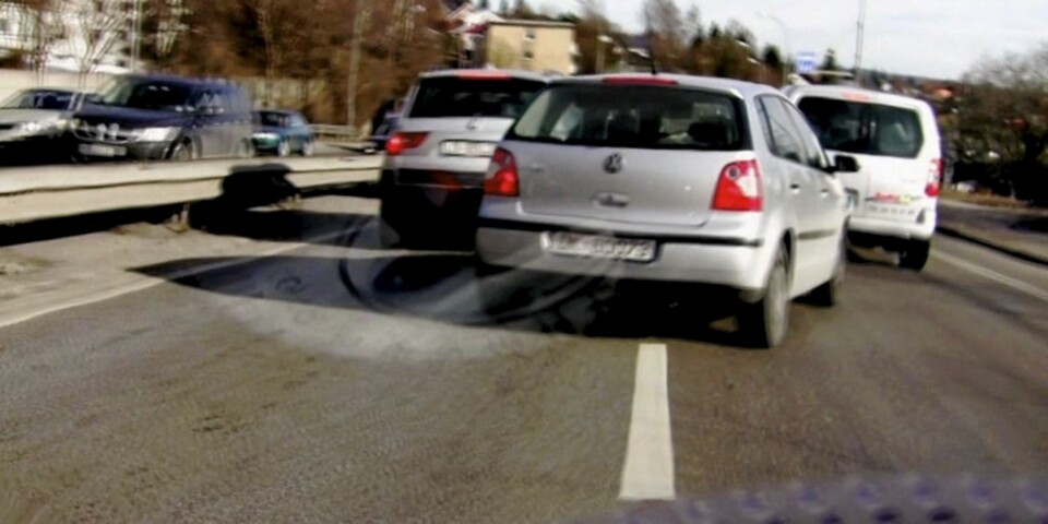 AKTSOMHETSKRAV: Også bilistene skal være aktsomme ved feltskift. Så denne bilisten oss? Antagelig ikke.