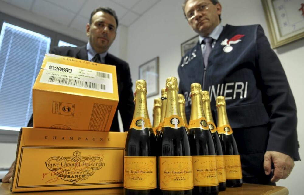 ALT KAN PIRATKOPIERES: Det er ikke bare vesker og klokker som piratkopieres. Her har tollerne i Italia belaglagt et parti med falsk champagne - det viste seg at flaskene kun inneholdt billig hvitvin.