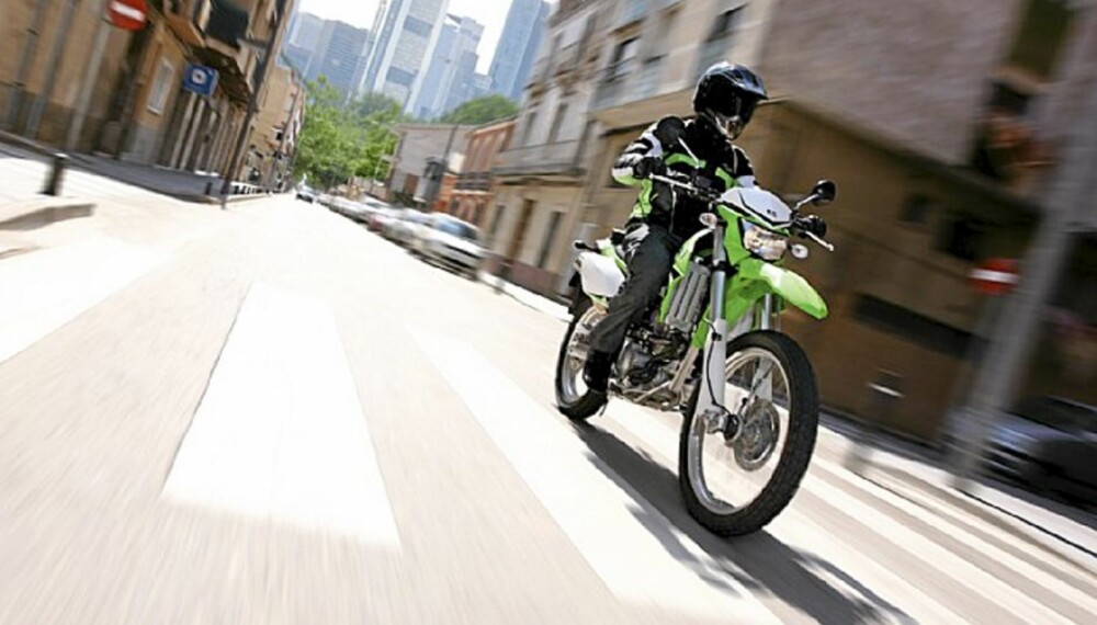KONGE I BYEN: Med lette, men akkurat passe høye, Kawasaki KLX ruller du over enhver hindring i bytrafikken