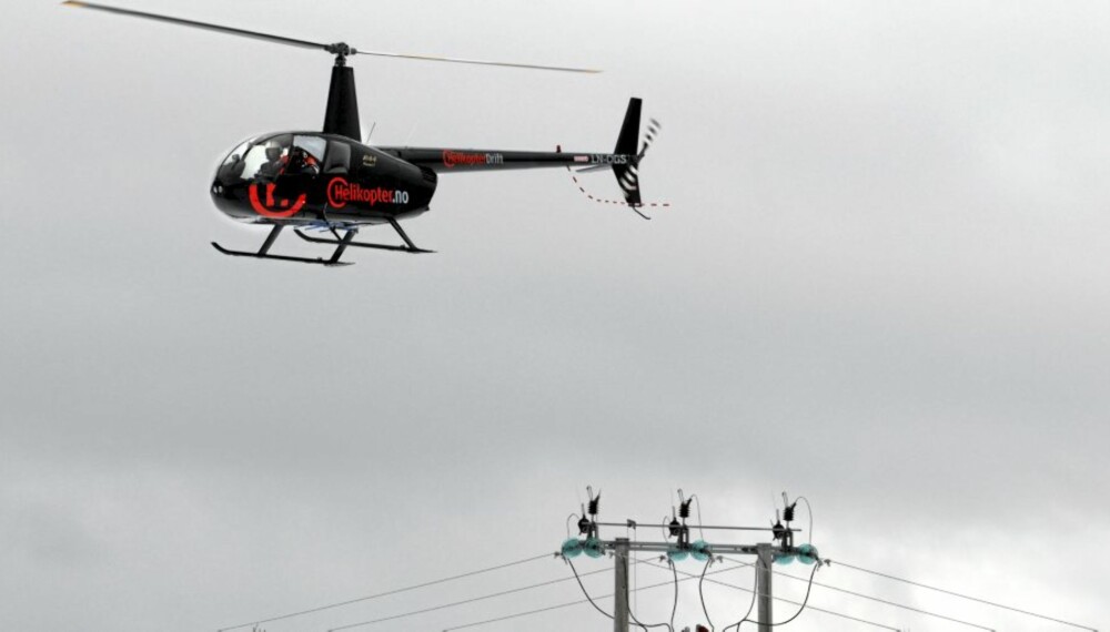 MED FALKEBLIKK: Helikopterne går svært nær strømledningen for å finne feil som kan gi potensielle strømstopp.