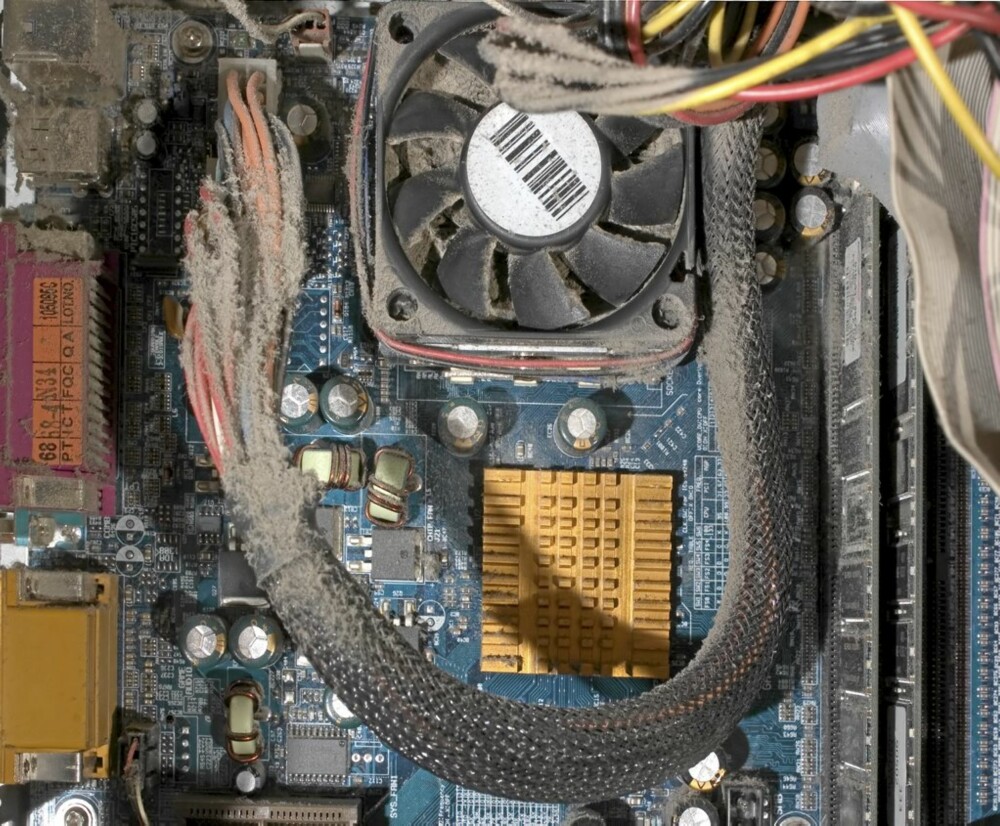 STØVSAMLER: Få ikke sjokk hvis PC-en din ser slik ut inni. I de rette miljøene kan den samle såpass mye støv på under et halvår.