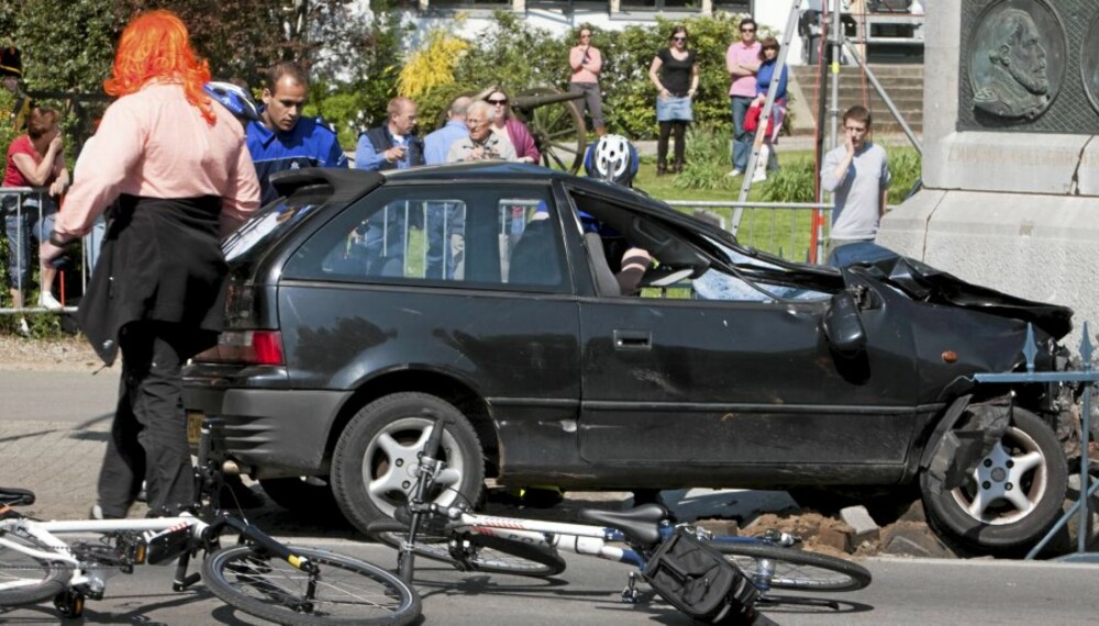 KRASJET: Fire mennesker ble kjørt ihjel og et større antall skadd da denne bilden braste inn i en folkemengde mens de ventet på Belgias dronning Beatrix.