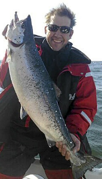 BLID SØRLENDING: Thor Gjermunds/Team Fiskelykke med den andre norske laksen, som veide 7,73 kg.. BLID SØRLENDING: Thor Gjermunds/Team Fiskelykke med den andre norske laksen, som veide 7,73 kg..